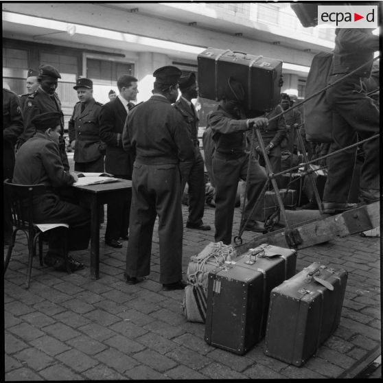 Les troupes embarquent à bord du paquebot "Général-Mangin".