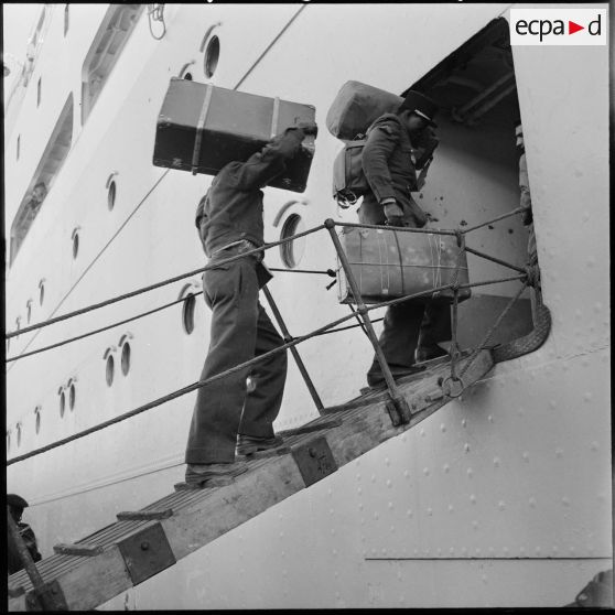 Les troupes embarquent à bord du paquebot "Général-Mangin".