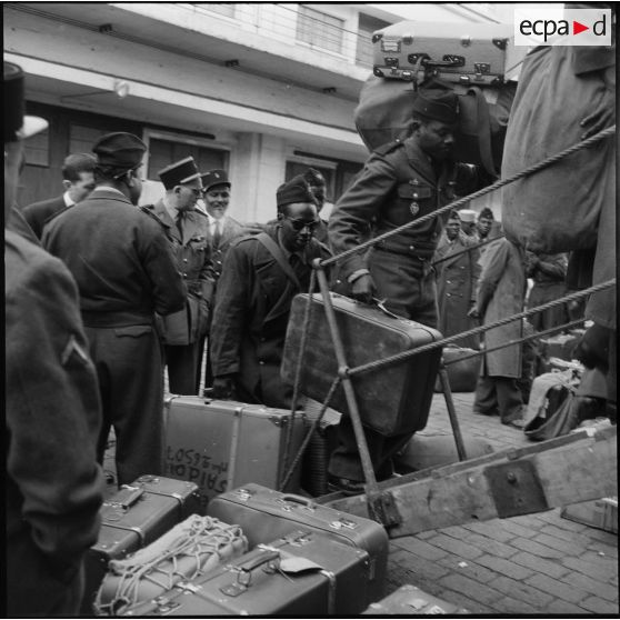 Les troupes embarquent à bord du paquebot "Général-Mangin".