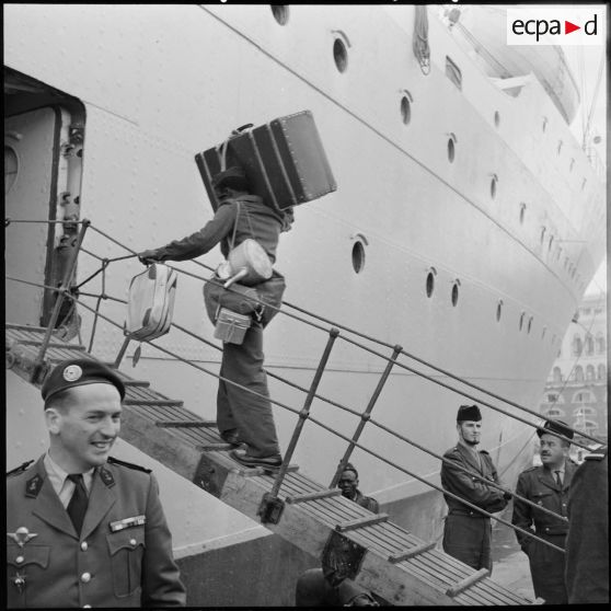 Les troupes embarquent à bord du paquebot "Général-Mangin".