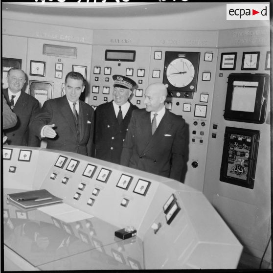 Chérif Sid Cara, Pierre Lambert et monsieur Maisonneuve dans la salle de contrôle des machine.