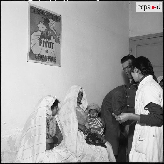 Une infirmière s'occupe d'un enfant.