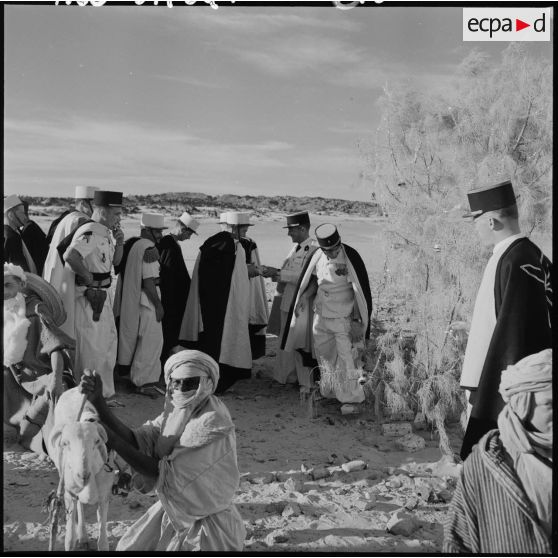 Les légionnaires reçoivent leurs cadeaux de noël.