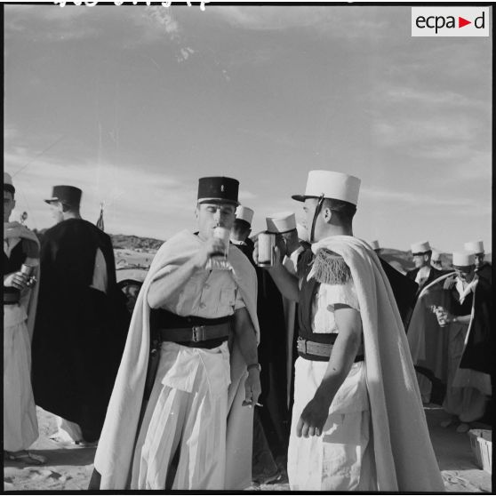 On vide une boite de bière.
