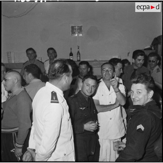 Vin d'honneur organisé par la 1ère compagnie saharienne portée de légion (CSPL) pour fêter Noël.