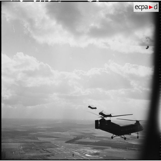 Vol en formation des hélicoptères de combat Piasecki H21C au-dessus de la vallée du Chélif.
