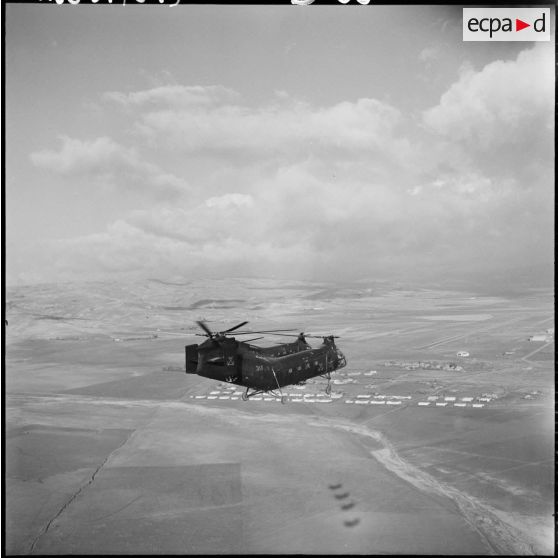 Vol en formation des hélicoptères de combat Piasecki H21C au-dessus de la vallée du Chélif.
