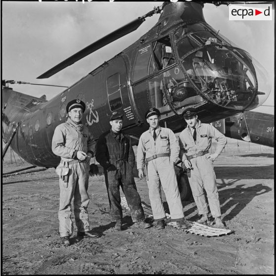 Equipage d'un hélicopère de combat H21C, à gauche le lieutenant de vaisseau.