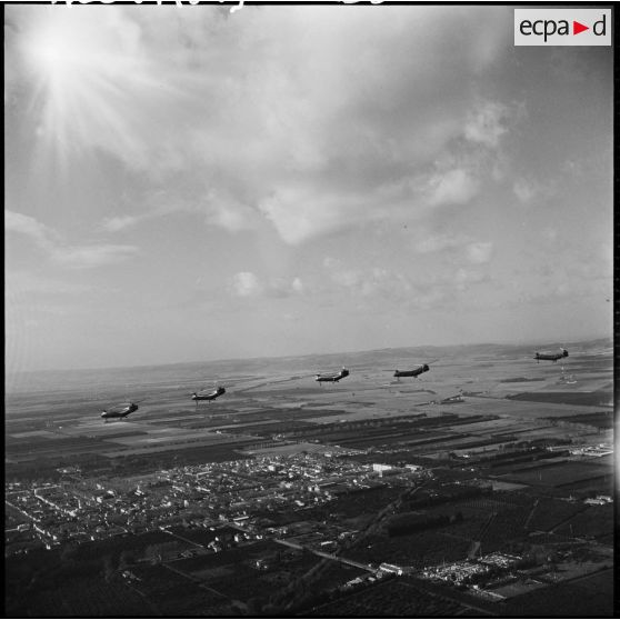 Vol en formation des hélicoptères de combat Piasecki H21C au-dessus de la vallée du Chélif.