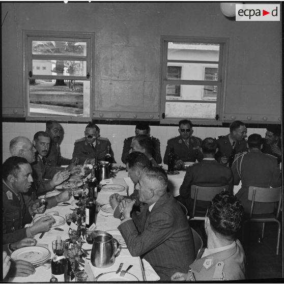 Le repas des officiers.