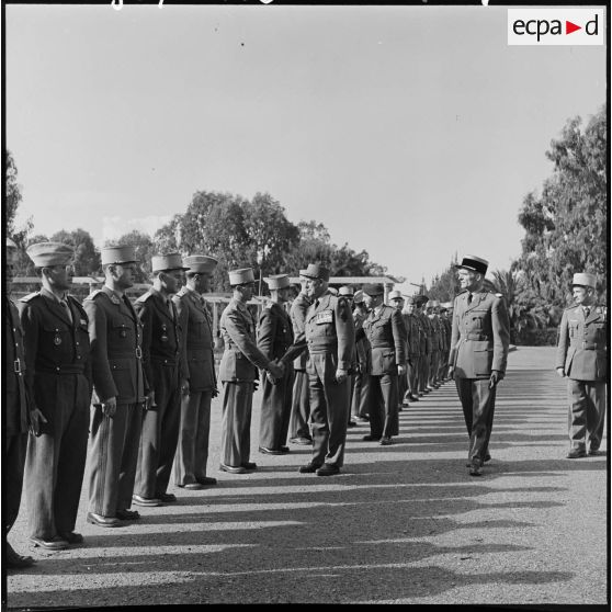 Le général Raoul Salan et les officiers stagiaires des unités de tirailleurs et de spahis.