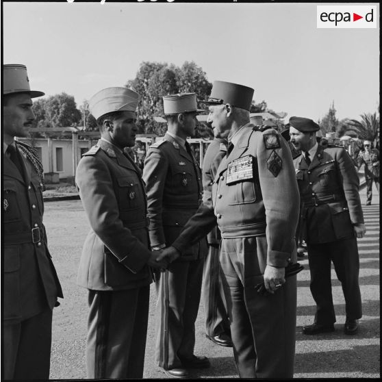 Le général Raoul Salan et les officiers stagiaires des unités de tirailleurs et de spahis.