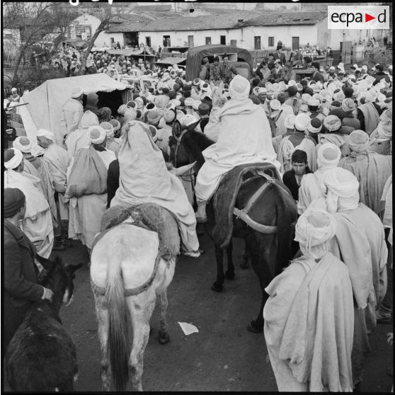 Vue de la foule au marché, au loin le camion haut-parleurs.