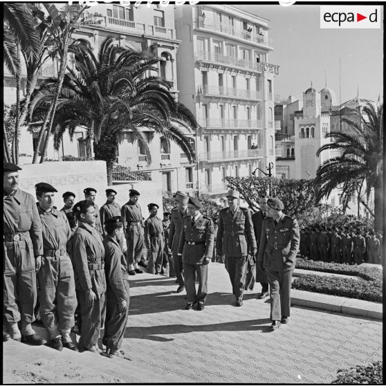 Les autorités passent les moniteurs sportifs en revue.