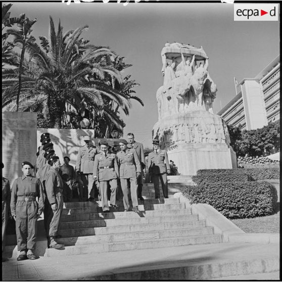 Les autorités passent les moniteurs sportifs en revue.