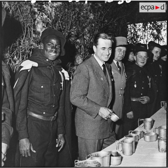 Vin d'honneur avec les chasseurs, Jacques Chaban-Delmas trinque avec les appelés de la 4ème Compagnie du 25ème bataillon de chasseurs alpins (BCA).