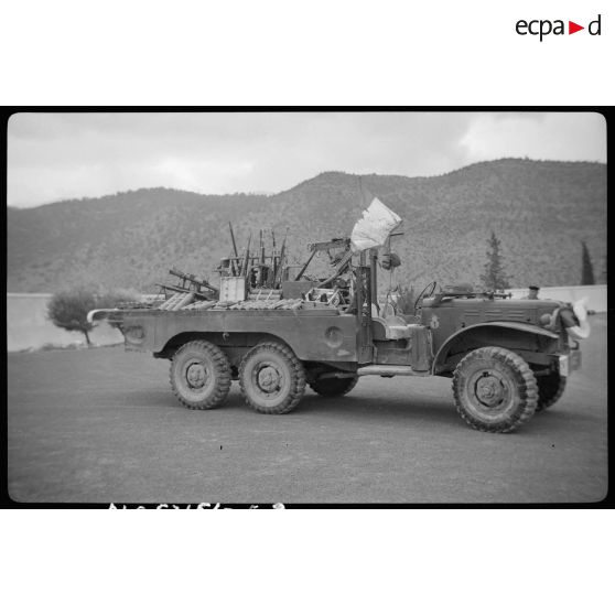 Camion Dodge WC62 dans lequel sont présentés l'armement et les trois drapeaux pris aux rebelles.