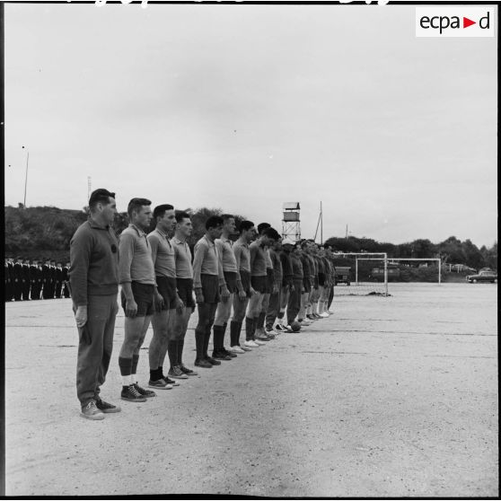 Au centre Sirroco du Matifou, équipe de handball des fusiliers marins.