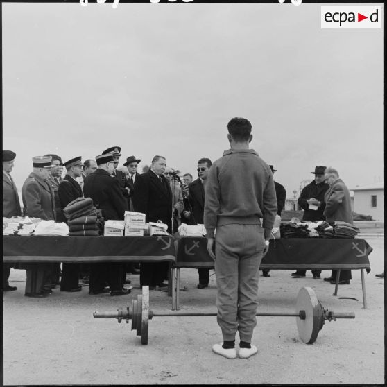 Au centre Sirroco du Matifou, remise des dons d'équipements sportifs.