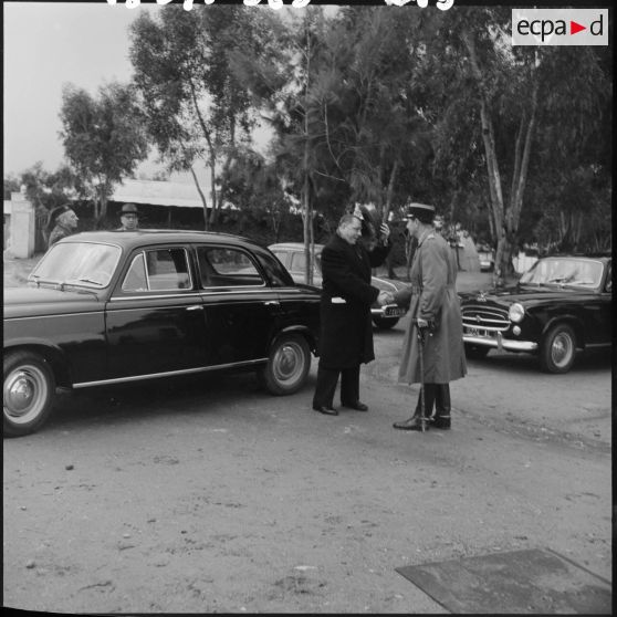 Petit Montgobert et Jean Dame visitent les installations sportives du centre d'instruction du train 160 (CIT 160) à Beni Messous, sous la conduite du colonel Marcajous.