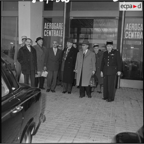 Petit Montgobert et Jean Dame devant l'aérogare centrale de Maison Blanche.