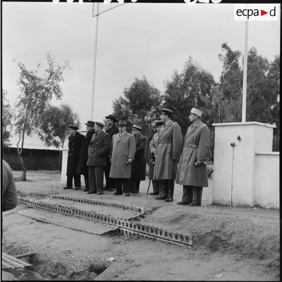 Petit Montgobert et Jean Dame assistent à des matchs au stade du centre d'instruction du train 160 (CIT 160) à Beni Messous, sous la conduite du colonel Marcajous.
