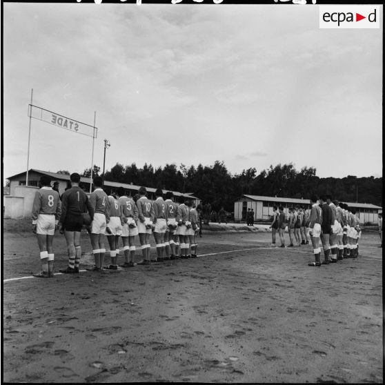 Les équipes sportives du centre d'instruction du train 160 (CIT 160) à Beni Messous avant les matchs.