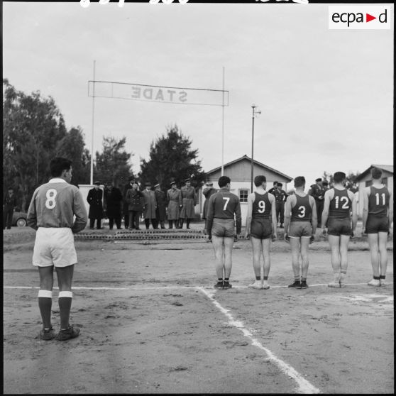 Les équipes sportives du centre d'instruction du train 160 (CIT 160) à Beni Messous avant les matchs, devant les autorités.