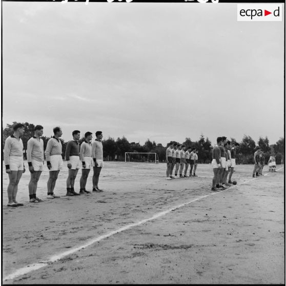 Les équipes sportives du centre d'instruction du train 160 (CIT 160) à Beni Messous avant les matchs.