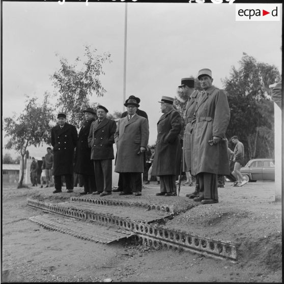 Petit Montgobert et Jean Dame assistent à des matchs au stade du centre d'instruction du train 160 (CIT 160) à Beni Messous, sous la conduite du colonel Marcajous.