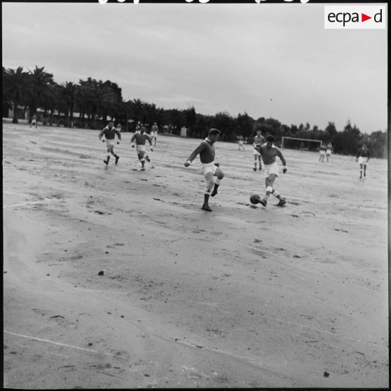 Match de football des équipes du centre d'instruction du train 160 (CIT 160) à Beni Messous.