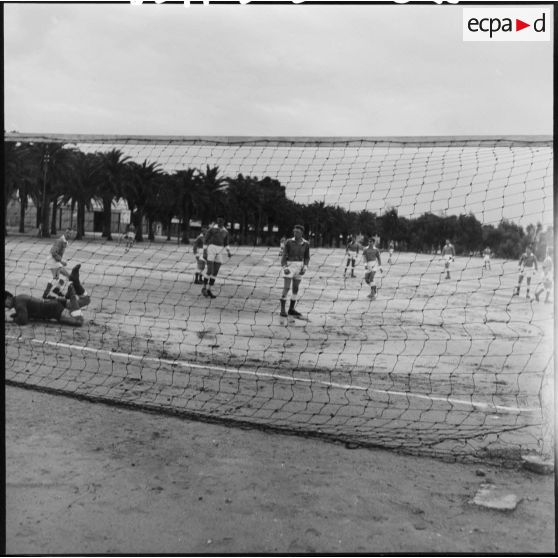 Match de football des équipes du centre d'instruction du train 160 (CIT 160) à Beni Messous.