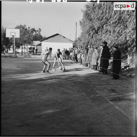 Petit Montgobert et Jean Dame assistent à un match de basket des équipes du centre d'instruction du train 160 (CIT 160) à Beni Messous, sous la conduite du colonel Marcajous.