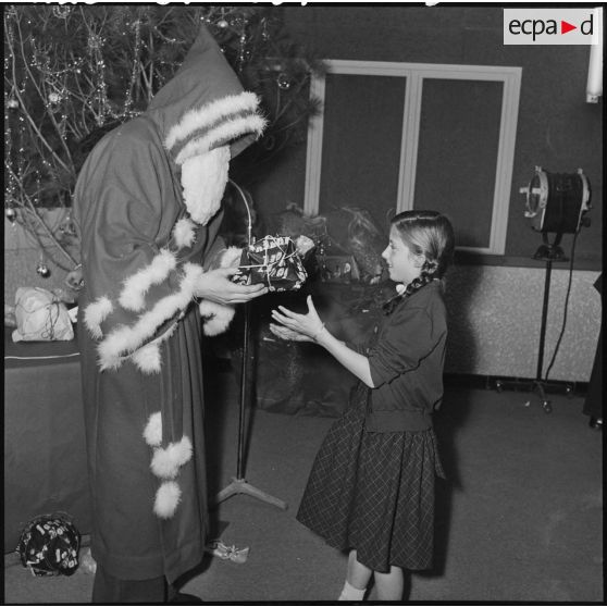 Le Père Noël distribue des cadeaux aux enfants.