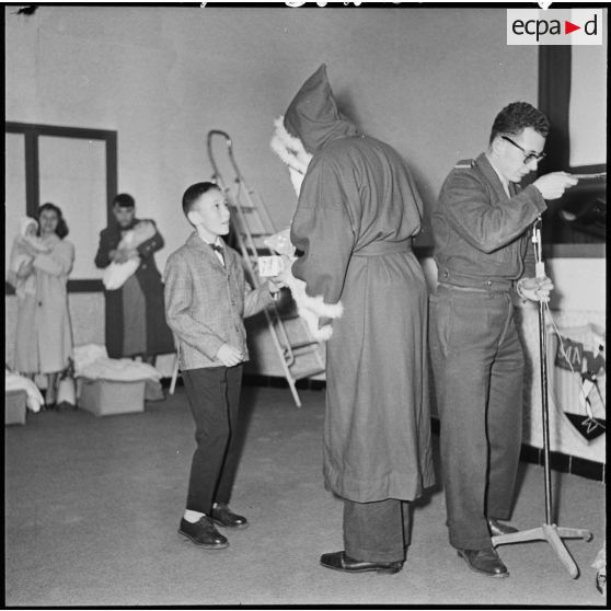 Le Père Noël distribue des cadeaux aux enfants.