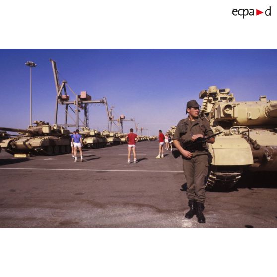 Séance de sport de soldats du 4e RD (régiment de dragons) auprès de leurs chars lourds de combat AMX-30 B2, sur le port de Yanbu.