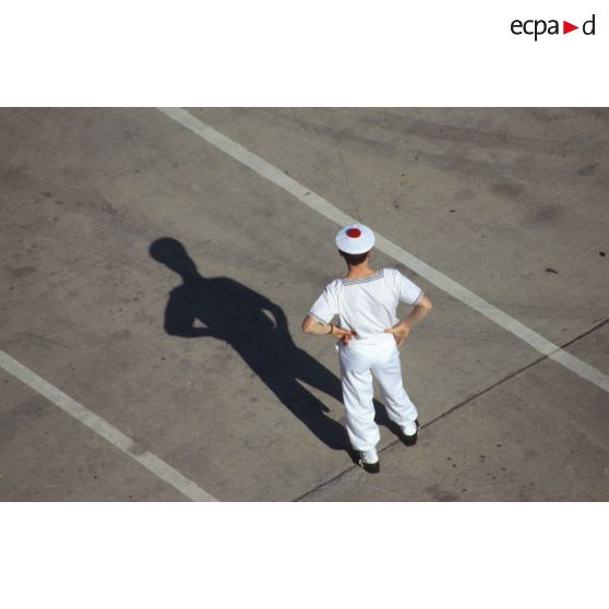 Un matelot du TCD (transport de chalands de débarquement) Foudre sur le quai de Yanbu.