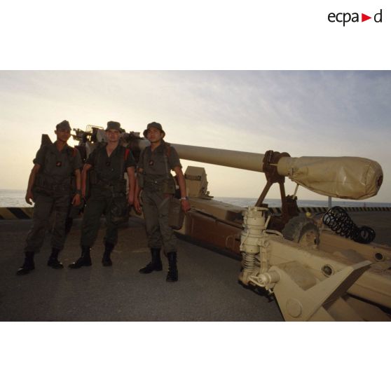 Débarquement du 11e RAMa (régiment d'artillerie de marine) à Yanbu et déchargement d'un canon de 155 mm TR-F1.