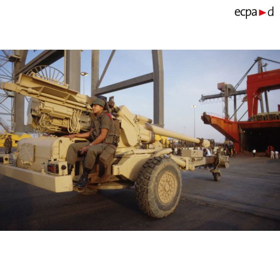 Déchargement de canons de 155 mm TR-F1 tractés du 11e RAMa (régiment d'artillerie de marine) d'un cargo à Yanbu.