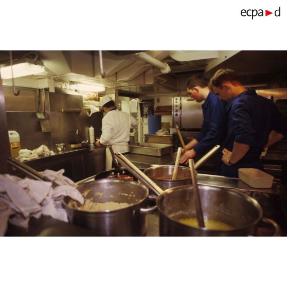 Les cuisines à bord du TCD (transport de chalands de débarquement) Foudre qui vient d'aborder à Yanbu.