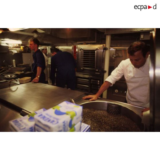 Les cuisines à bord du TCD (transport de chalands de débarquement) Foudre qui vient d'aborder à Yanbu.