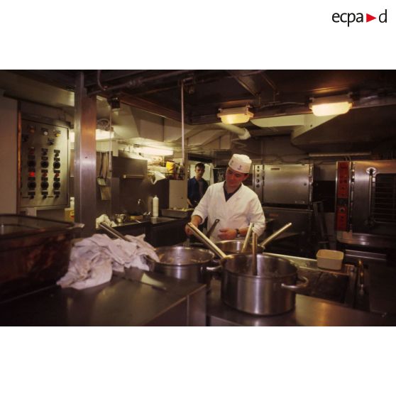 Les cuisines à bord du TCD (transport de chalands de débarquement) Foudre qui vient d'aborder à Yanbu.