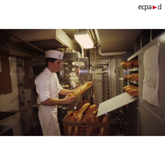 La boulangerie à bord du TCD (transport de chalands de débarquement) Foudre qui vient d'aborder à Yanbu.