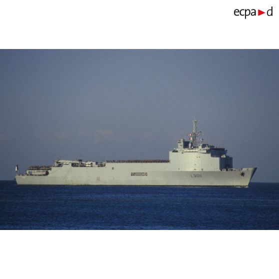 Le TCD (transport de chalands de débarquement) Foudre arrive à Yanbu. Les militaires passagers sont accoudés au bastingage.