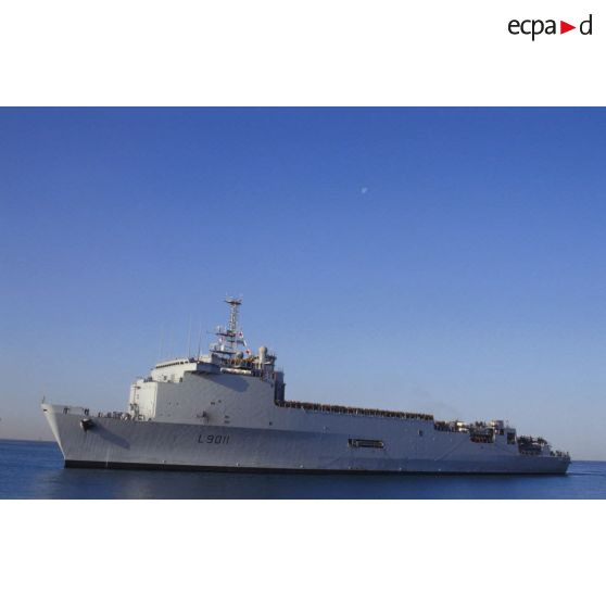 Le TCD (transport de chalands de débarquement) Foudre arrive à Yanbu. Les militaires passagers sont accoudés au bastingage.