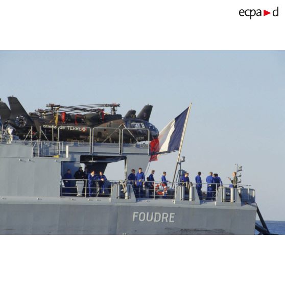 Le TCD (transport de chalands de débarquement) Foudre arrive à Yanbu. Briefing des manoeuvriers pour l'amarrage. Sur la plage arrière, les hélicoptères Gazelle de l'ALAT (aviation légère de l'armée de terre) sont garés pales repliées.