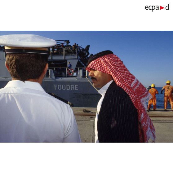 Le TCD (transport de chalands de débarquement) Foudre arrive à quai à Yanbu. La population civile suit l'amarrage par les manoeuvriers avec les dockers du port.
