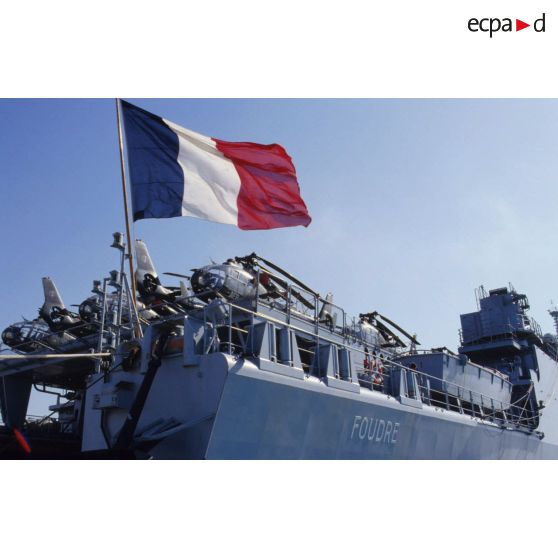 Le TCD (transport de chalands de débarquement) Foudre à quai à Yanbu. Sur la plage arrière, les hélicoptères Gazelle de l'ALAT (aviation légère de l'armée de terre) sont garés pales repliées.