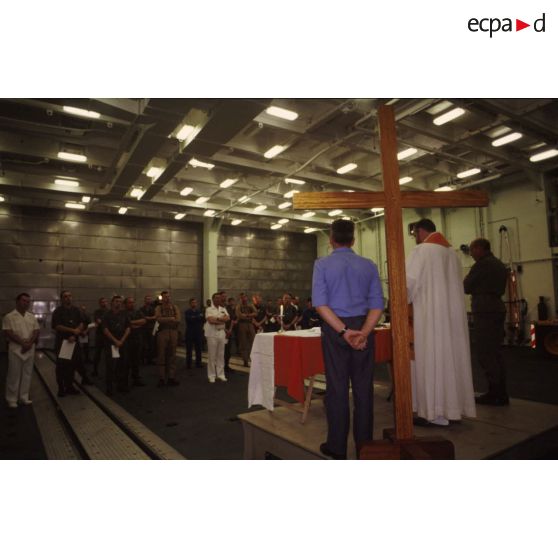 Messe célébrée dans un hangar à bord du TCD (transport de chalands de débarquement) Foudre, par un aumônier légionnaire et deux aumôniers du bord, un catholique et un protestant.