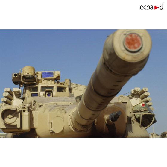 Canon et tourelle d'un char lourd de combat AMX-30 B2 du 4e RD (régiment de dragons) sur un quai du port de Yanbu..